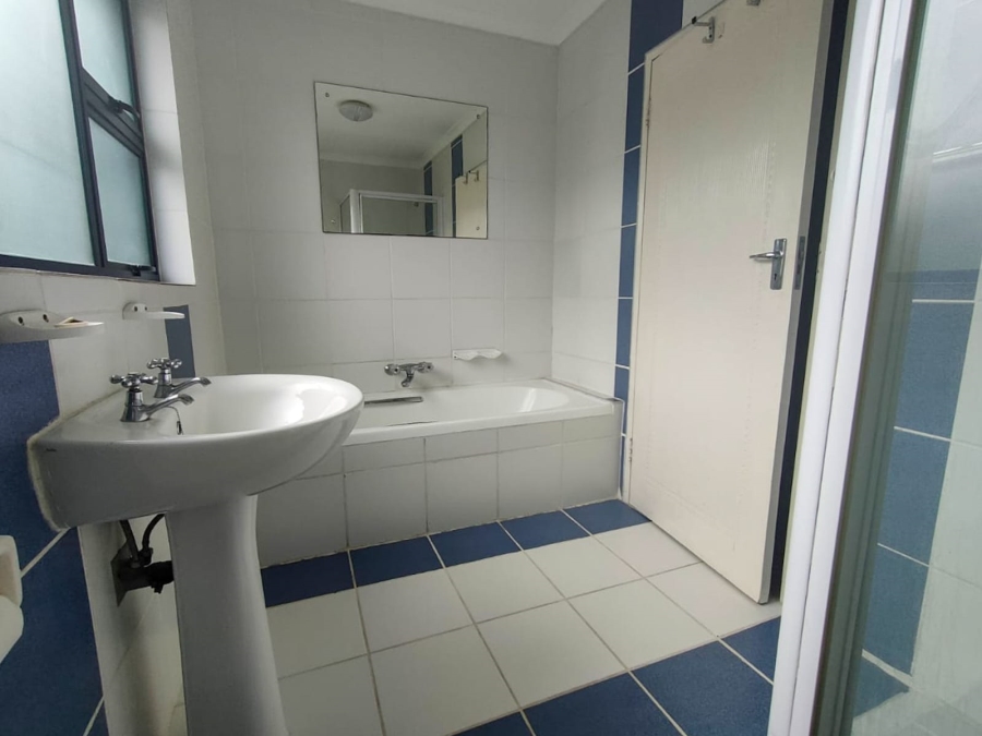 8 Bedroom Property for Sale in Wavecrest Eastern Cape